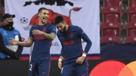 Carrasco y Mario Hermoso celebran un gol