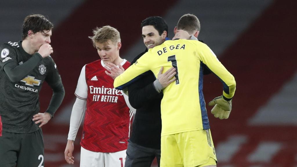 Odegaard habla con Lindelof mientras De Gea y Arteta se saludan