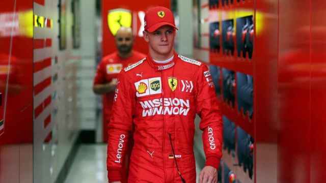 Mick Schumacher, vestido con el mono de Ferrari