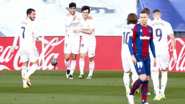 Asesio celebra con los jugadores del Real Madrid su gol al Levante
