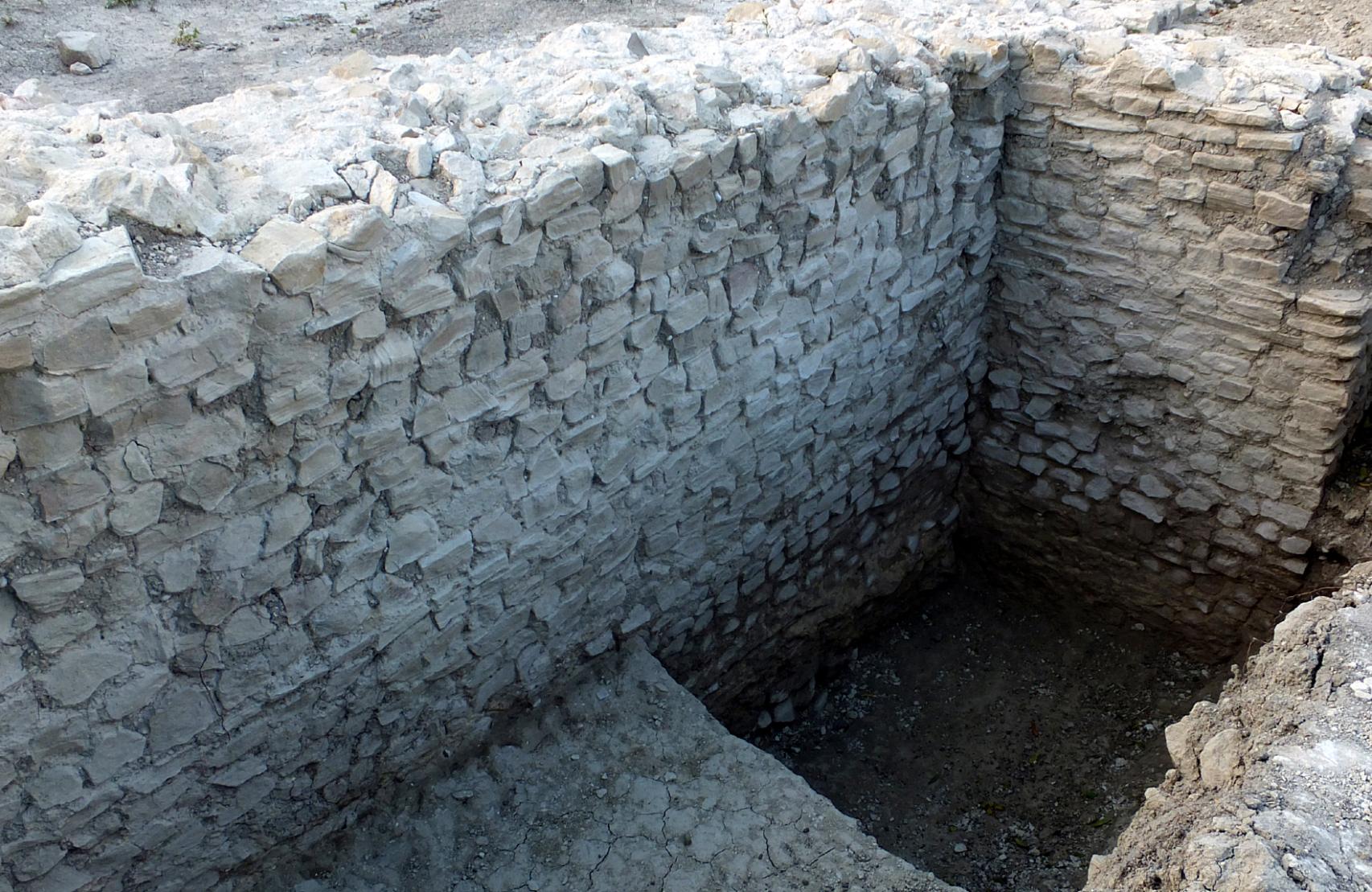 Excavaciones en uno de los muros exteriores del anfiteatro de Virtus Iulia.