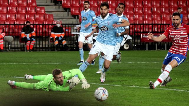 Parada de Rubén Blanco, portero del Celta, ante el Granada