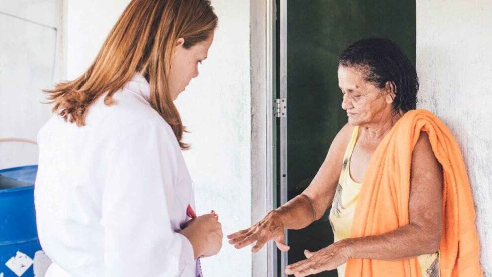 Una trabajadora de salud visita comunidades en Brasil para concienciar sobre la prevención y el control de la lepra