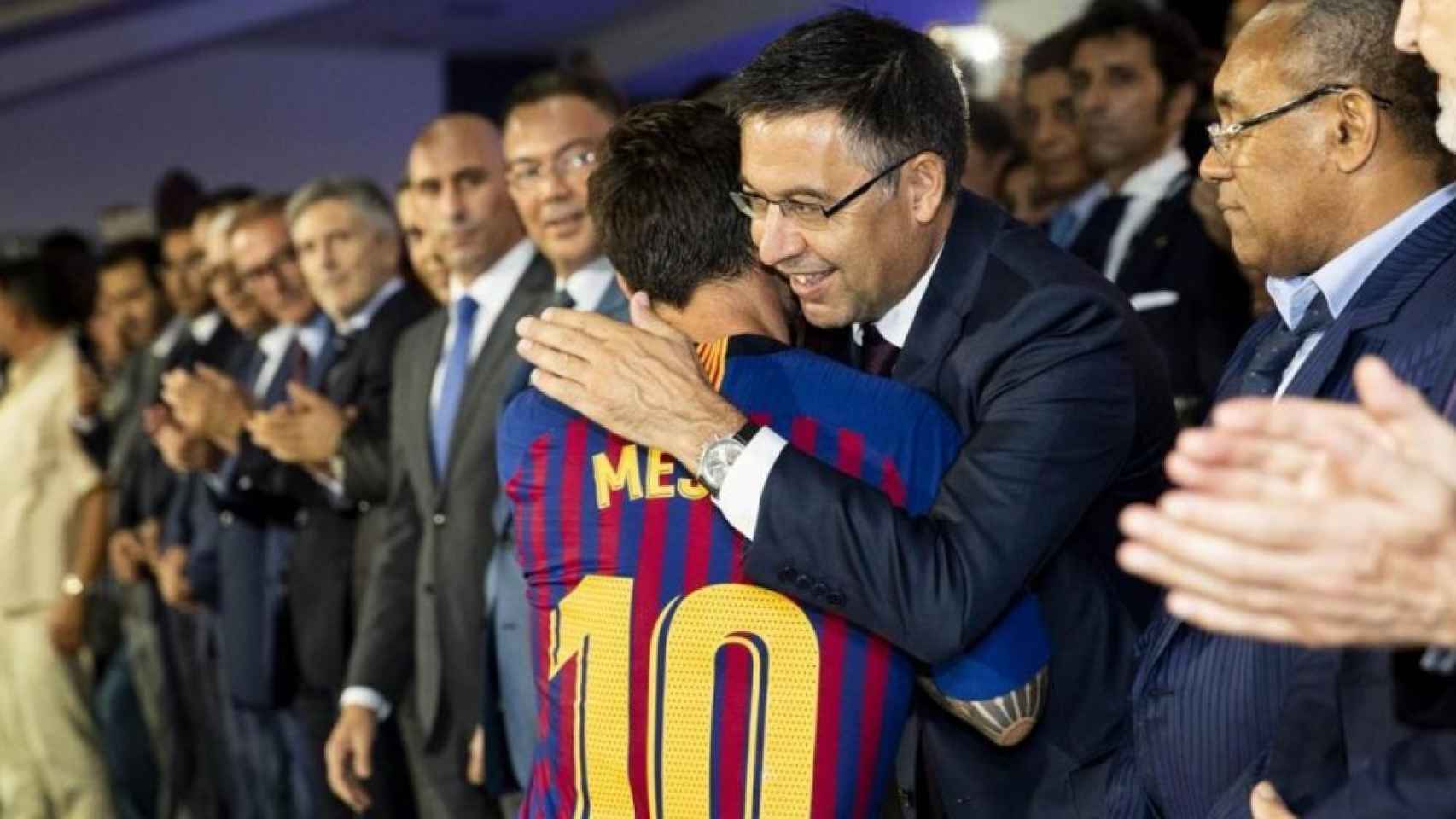 Lionel Messi se abraza a Josep Maria Bartomeu.
