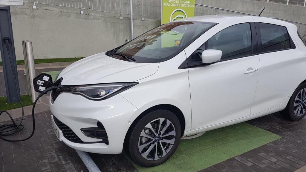 El Renault Zoe, uno de los eléctricos más vendidos, durante una carga.
