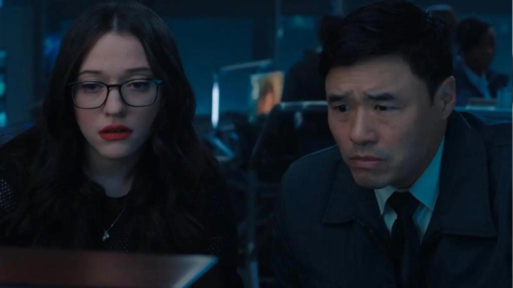 Kat Dennings y Randall Park.