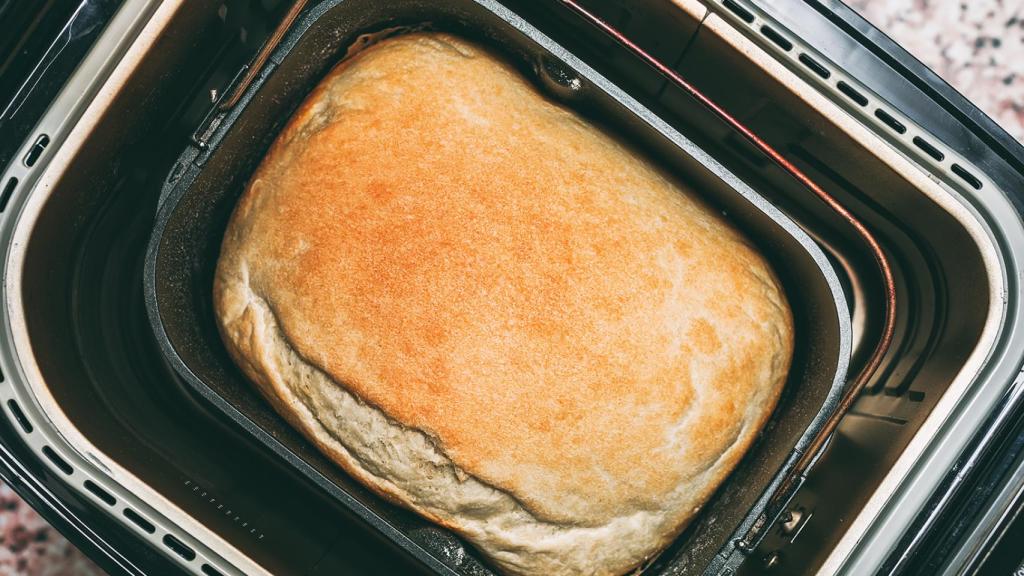 Un pan casero cociéndose en una panificadora.