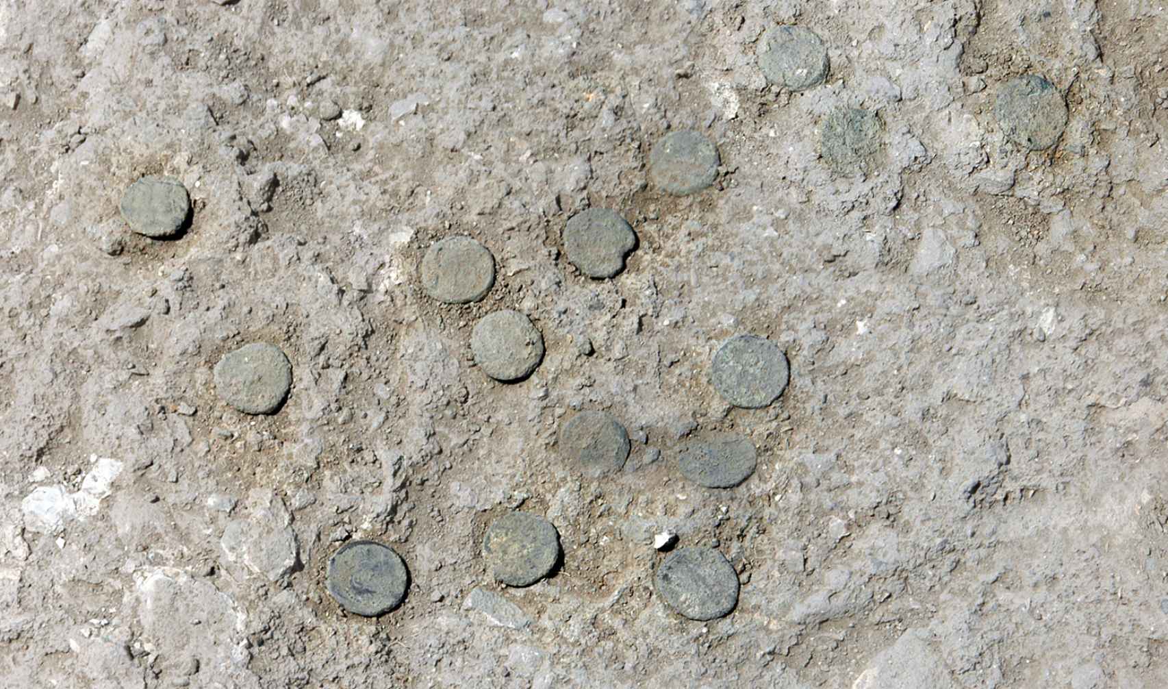 Detalle de las monedas descubiertas en la calle 1.