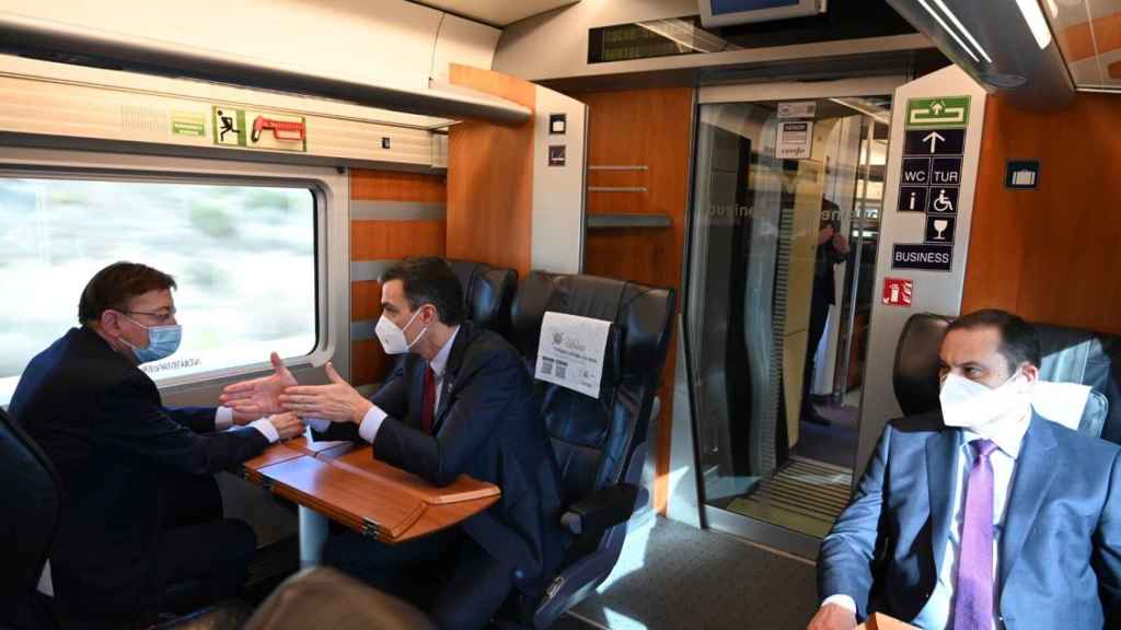 Ximo Puig conversa con Pedro Sánchez en el viaje inaugural del AVE Madrid-Orihuela.