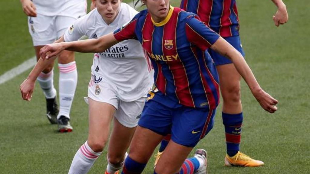 Leila Ouahabi lucha por el balón con Aurélie Kaci, en El Clásico femenino