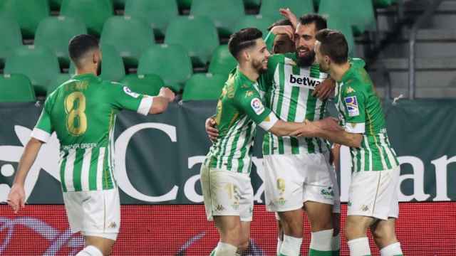 Los jugadores del Betis celebran el gol de Borja Iglesias a Osasuna