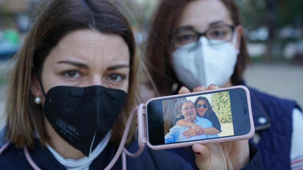 Mayka Maeso y su hermana muestran una foto de Miguel, su padre, tres meses antes de morir.