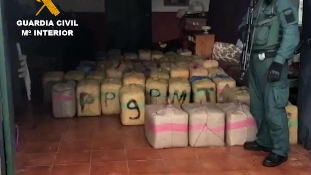 La Guardia Civil interviene 3.150 kilogramos de hachís en el marco de la 'Operación Impasible'.