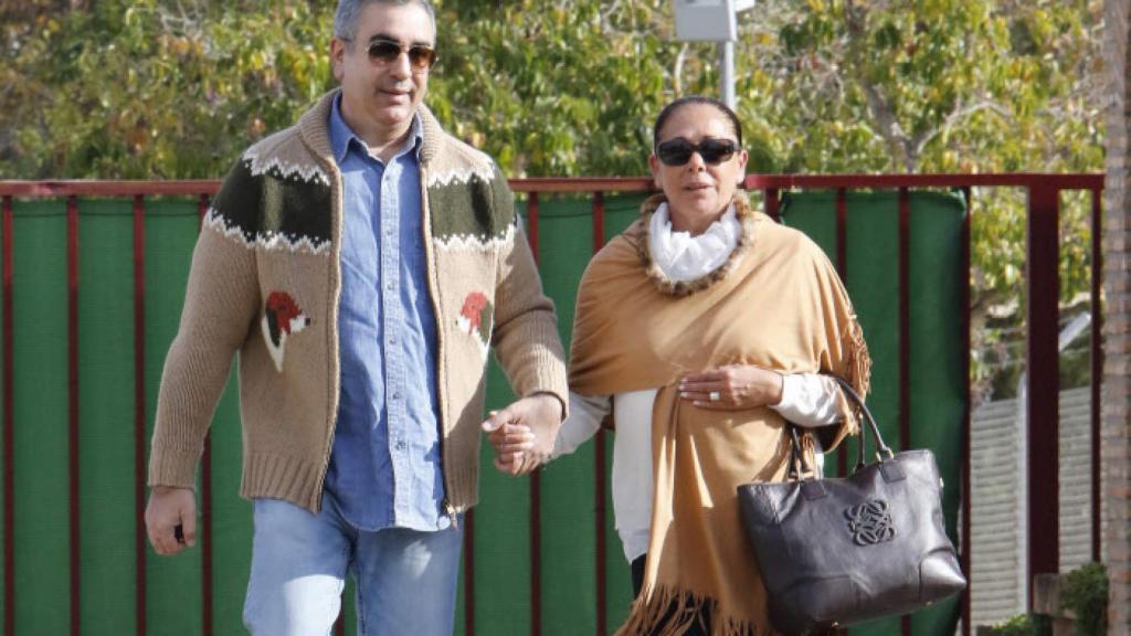 Isabel junto a su hermano Agustín en una de las salidas de la cárcel de Alcalá de Guadaíra, en 2015.