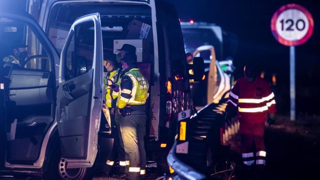 Un agente de la Guardia Civil de Tráfico, de 47 años, ha muerto tras ser atropellado por una furgoneta.