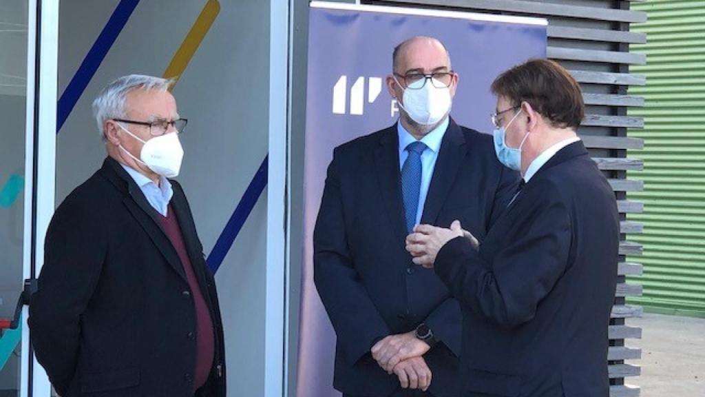Ribó, Gayo y Puig conversan a las puertas del centro de ciberseguridad de Telefónica.