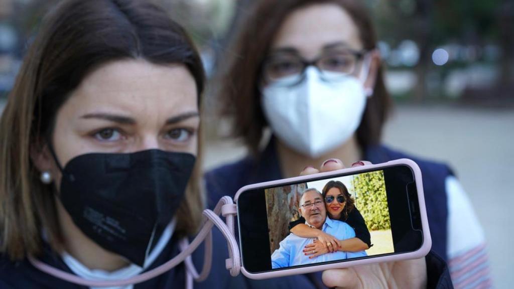 Mayka Maeso y su hermana, hijas de Miguel, fallecido por Covid tras su paso por la vieja Fe.