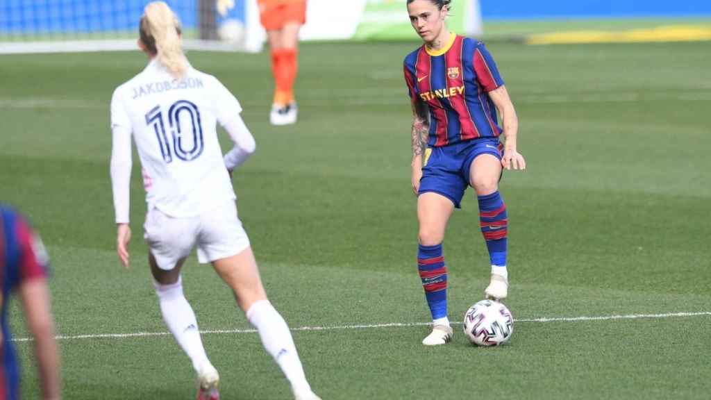 Mapi León ante Sofia Jakobsson, en El Clásico del fútbol femenino