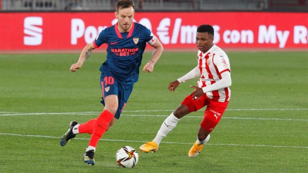 Iván Rakitic disputa un balón con Largie Ramazani, en el Almería - Sevilla de la Copa del Rey