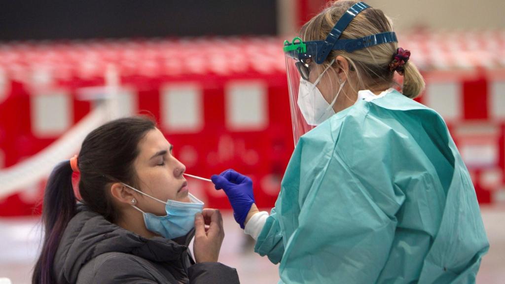 Una trabajadora sanitaria realiza una prueba PCR.