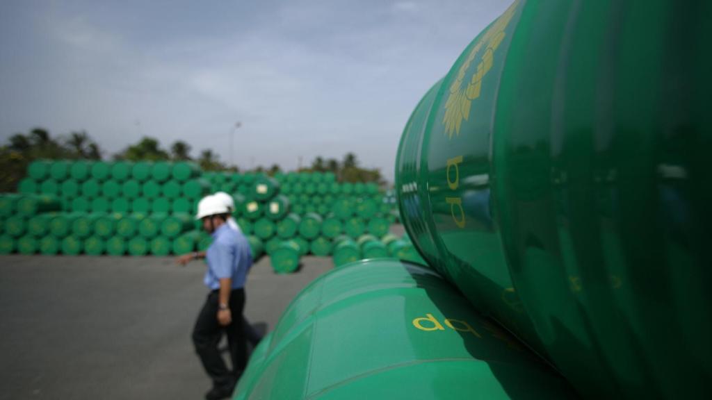 La petrolera bp registra pérdidas de 16.824 millones en 2020 y sus ingresos caen un 35%