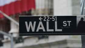 Placa de Wall Street junto a la Bolsa de Nueva York.
