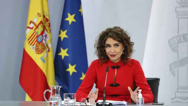 La portavoz del Gobierno y ministra de Hacienda, María Jesús Montero interviene durante la rueda de prensa posterior al Consejo de Ministros, en el Complejo de la Moncloa, en Madrid (España), a 2 de febrero de 2021.