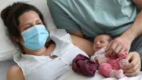 Una mujer que dio positivo antes de dar a luz, junto a su bebé en un hospital de Bruselas.