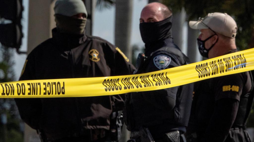 Agentes federales en el lugar del crimen.