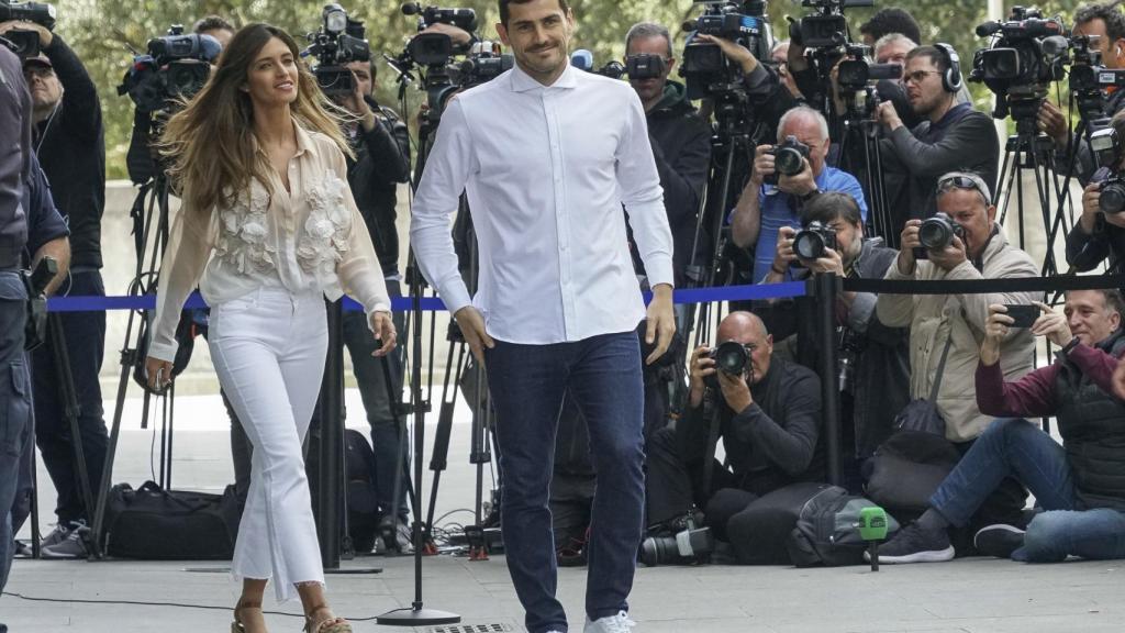 Sara e Iker en una imagen en mayo de 2019 a la salida del hospital en Portugal.