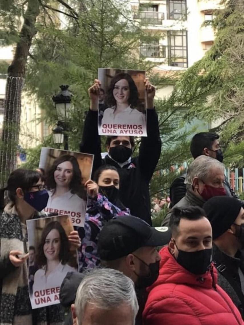 Varios manifestante en Albacete con carteles que dicen: Queremos una Ayuso.