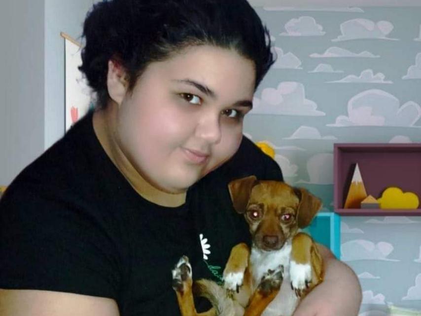 María Sherezade junto a su mascota Poppy.
