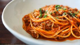 Un plato de espaguetis a la boloñesa.