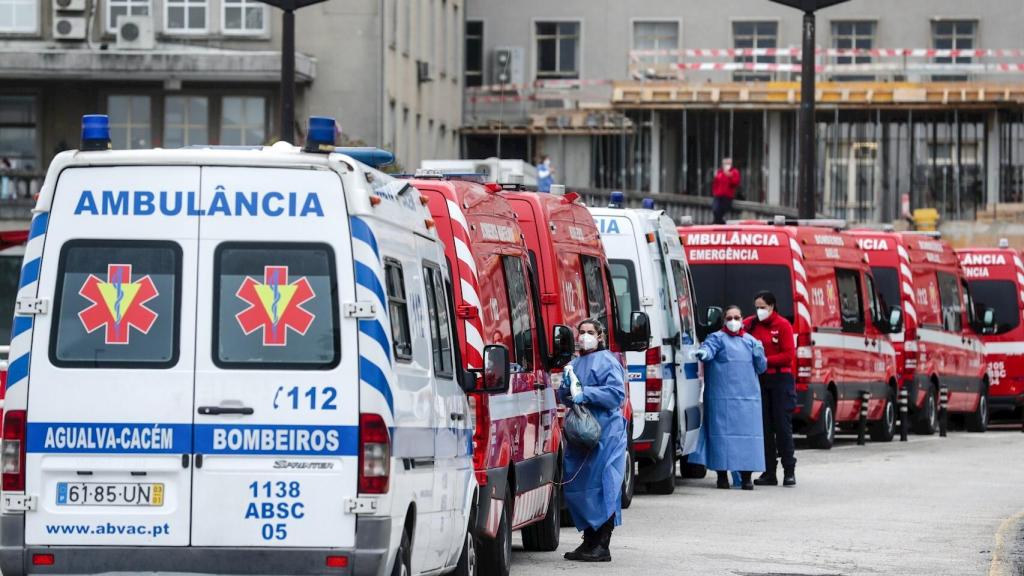 Atasco de ambulancias a la entrada del hospital Santa Maria de Lisboa. EFE/EPA Tiago Petinga