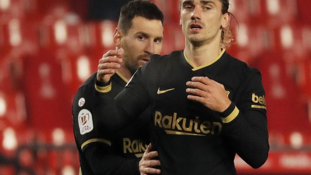 Leo Messi y Griezmann, tras una ocasión de gol del francés
