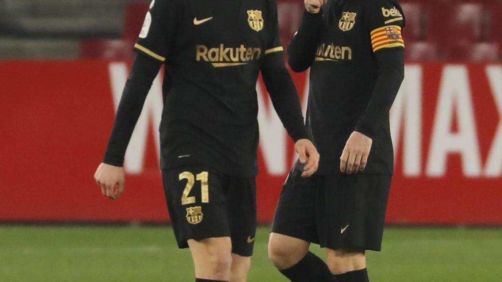 Leo Messi y Frenkie de Jong tras el 2-0 del Granada