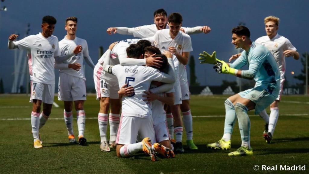 Piña de los jugadores del Castilla ante el San Sebastián de los Reyes