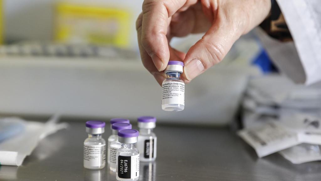 Viales de la vacuna contra la Covid-19 de Pfizer. EE