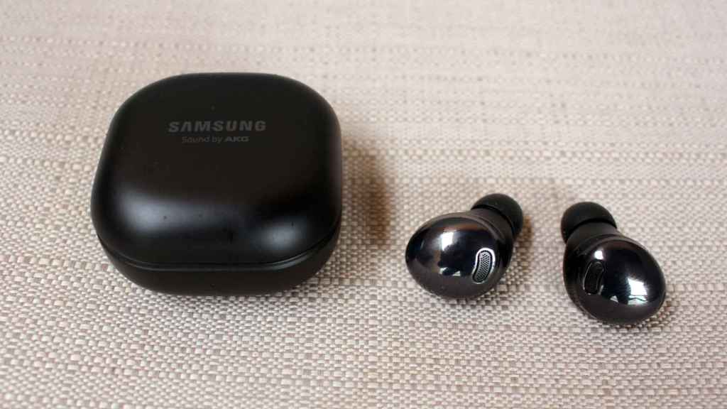 Los Samsung Galaxy Buds Pro junto con el estuche de carga.