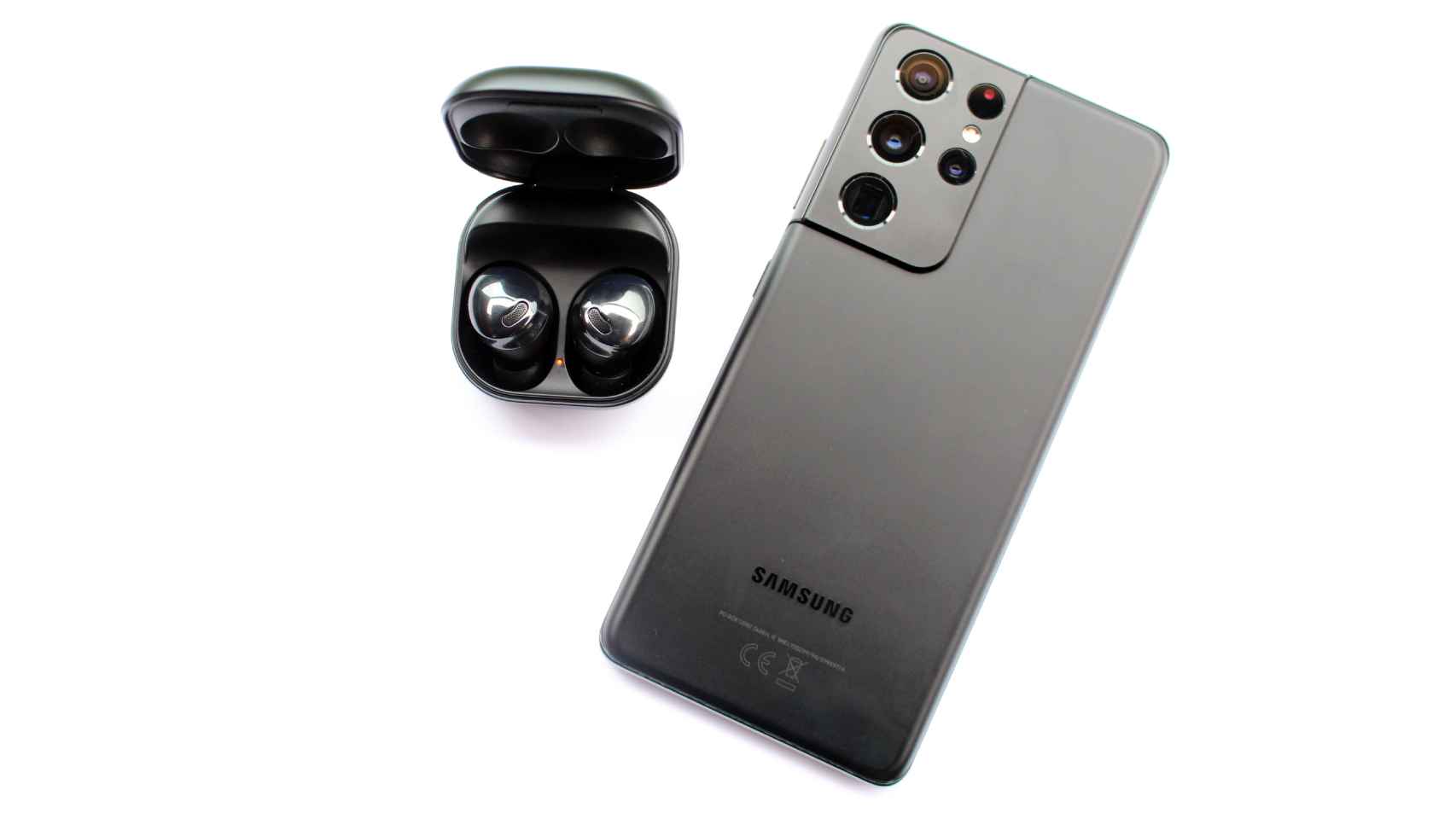 Los Samsung Galaxy Buds Pro junto con el Galaxy S21 Ultra.
