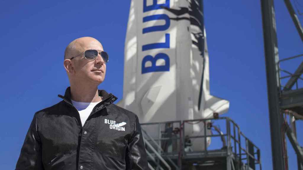 Jeff Bezos, delante de un cohete de Blue Origin