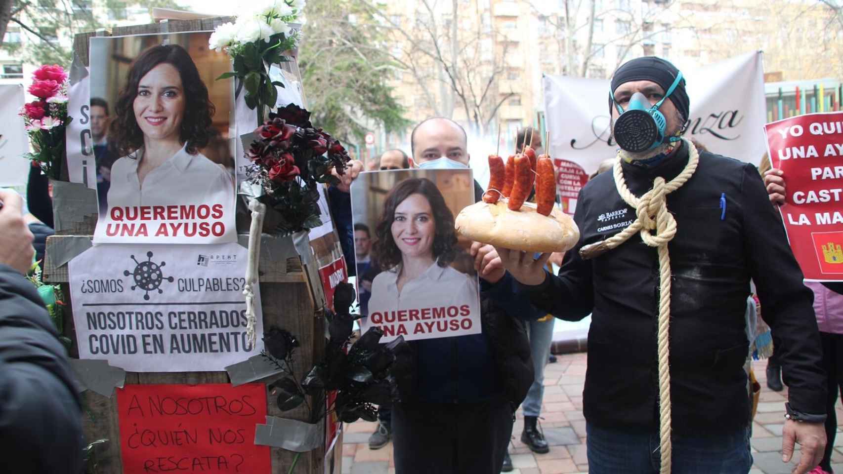 Los hosteleros de Albacete con carteles de Isabel Díaz Ayuso durante las protestas por el cierre de la hostelería.