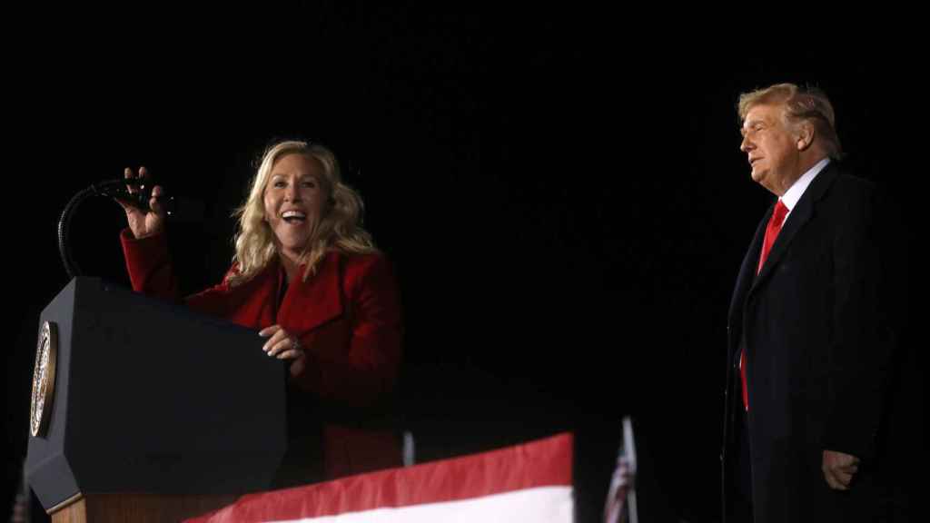 Marjorie Taylor Greene durante un acto electoral en Georgia junto a Donald Trump.