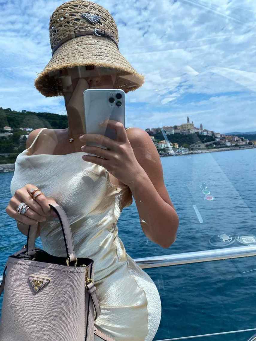 Georgina Rodríguez vestida de Prada para sus vacaciones en barco.