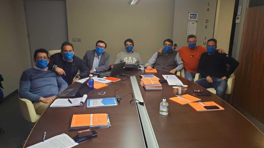 De izquierda a derecha, los socios: Lorenzo Domínguez, Ángel Aparicio, Ramón García, una persona no socia, Ramón Grael, Salvador Gea y Juan Manuel Jiménez.