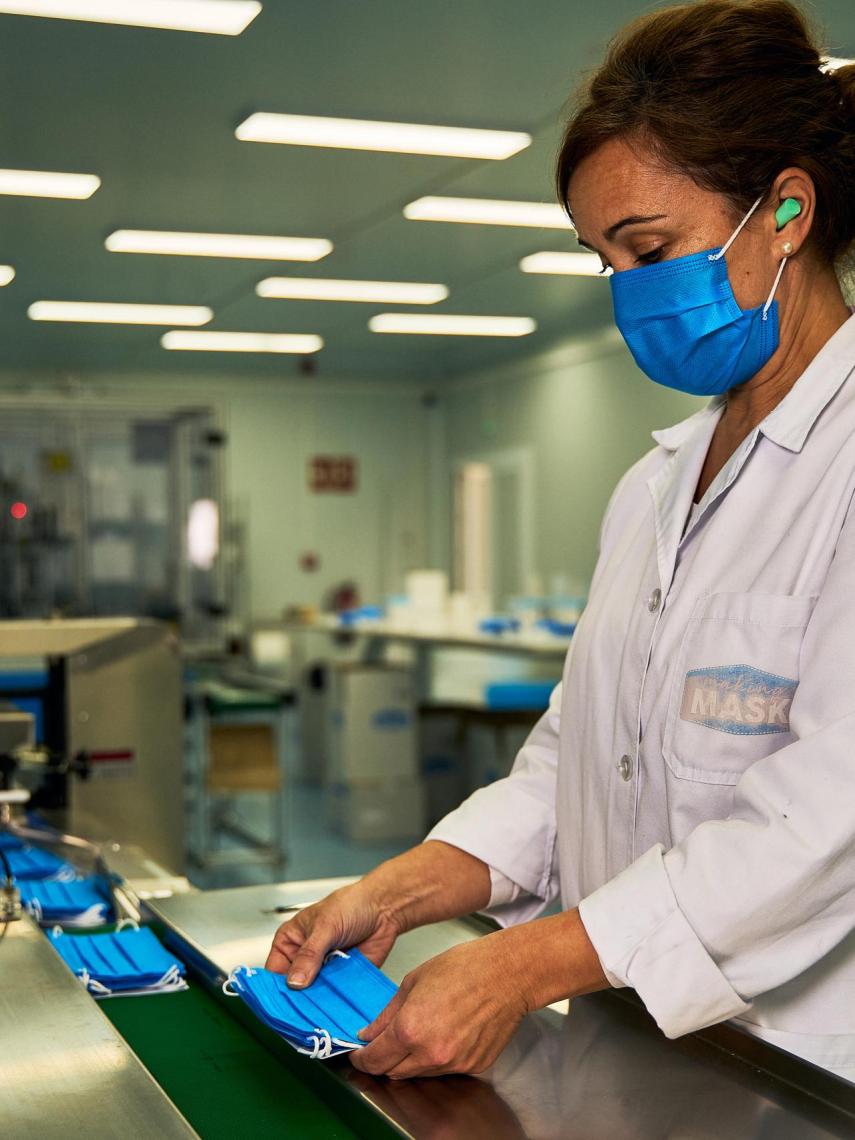 Una trabajadora ordenando las mascarillas higiénicas MM BIO de Making Mask.
