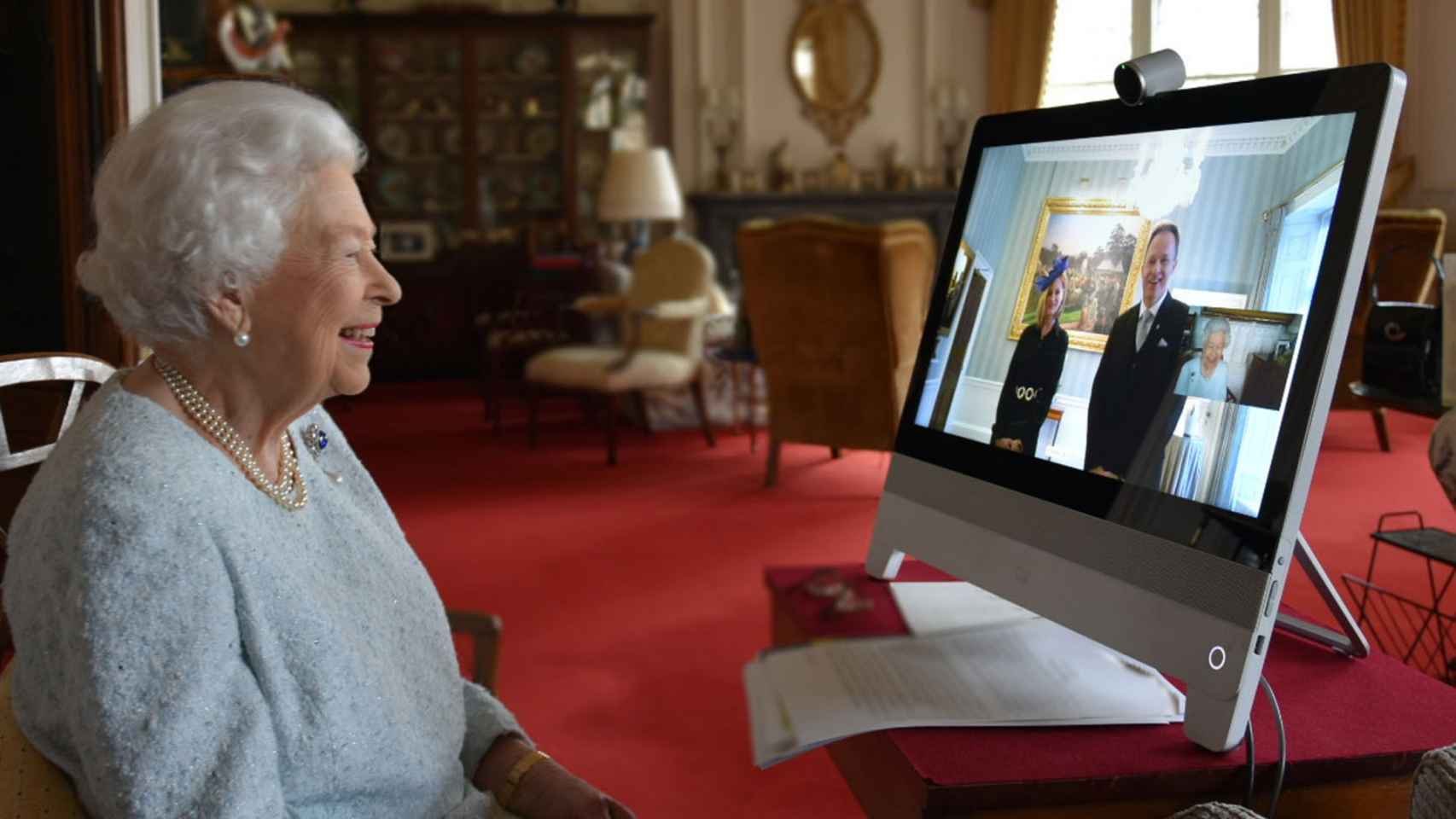 La reina Isabel, durante una reunión telemática.