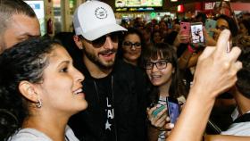 Maluma atiende a sus fans en un evento anterior.