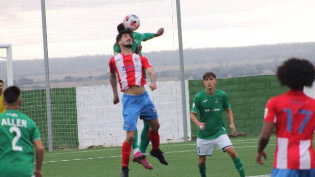 Mansour disputando un balón aéreo. Foto: Laura Pérez (CD Toledo)