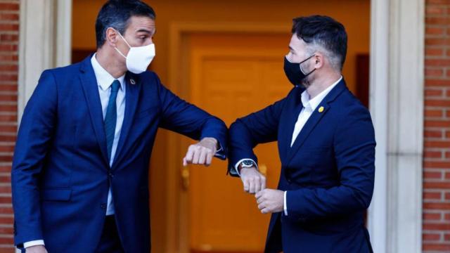 El presidente del Gobierno, Pedro Sánchez, junto al portavoz parlamentario de ERC, Gabriel Rufián, en una imagen de archivo.